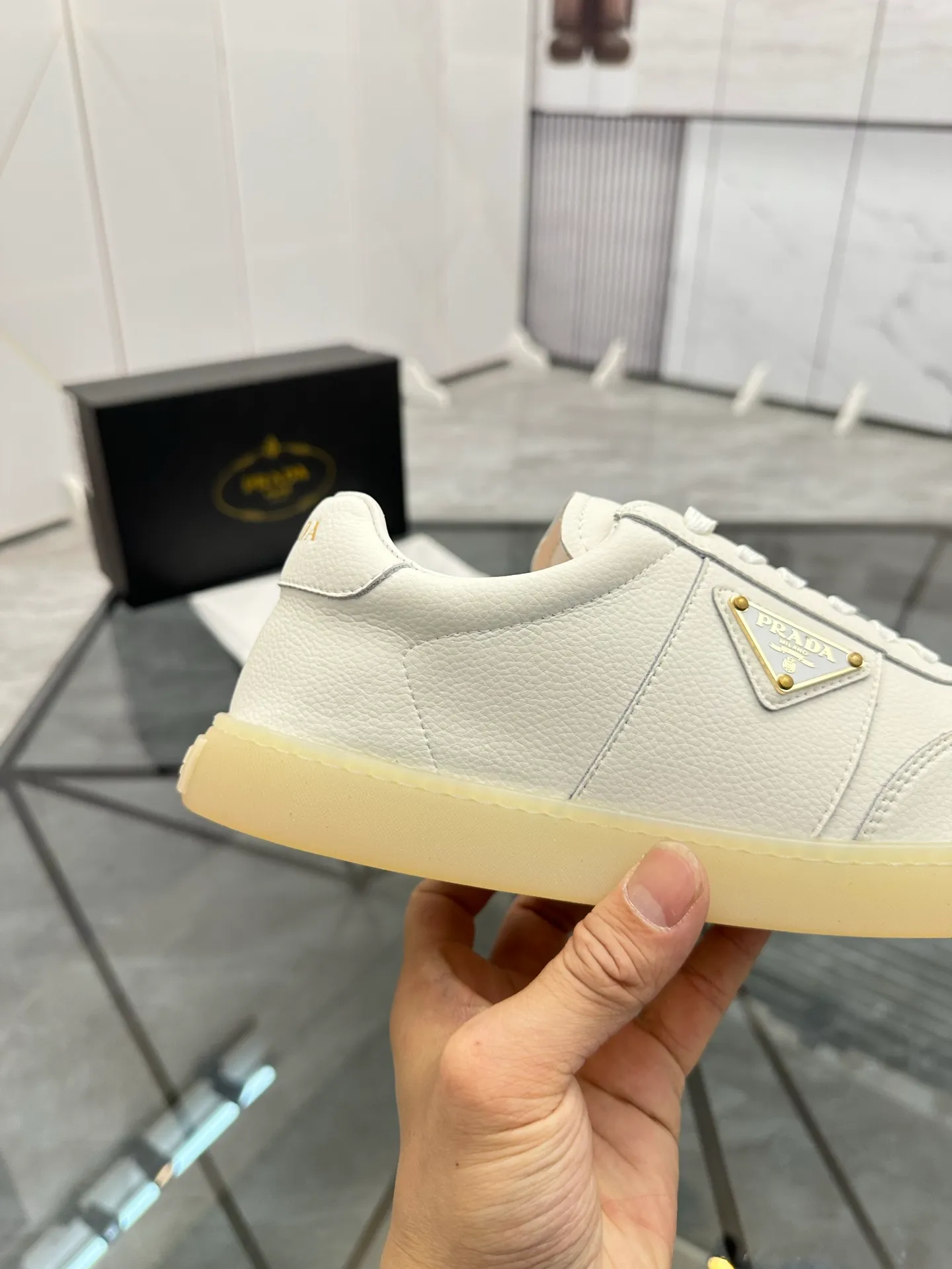 Men's shoes: 💰P400¥ Product trademark: Prada *"Prada*" low-top casual shoes Regular size: 38-44 (can be customized to 45) Product materials: imported cowhide upper, sheepskin lining, original outsole. Number: 020